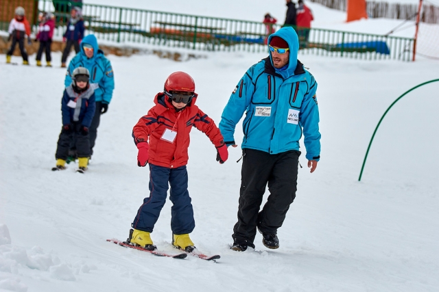  孩子们在 Port del Comte 学习滑雪 