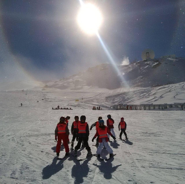 Aprendiendo técnicas de esquí en Sierra Nevada