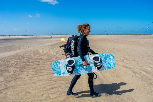 Listos para volar el kile en la playa de  Castelldefels