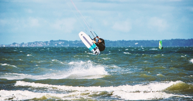  Learn to control kitesurfing equipment