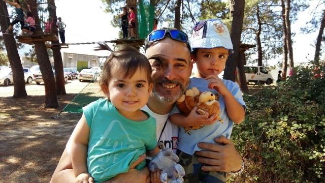 Familia en el circuito de arborismo
