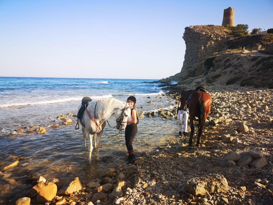 Passeggiata a cavallo lungo la spiaggia di Villajoyosa Passeggiata a cavallo lungo la spiaggia di Villajoyosa