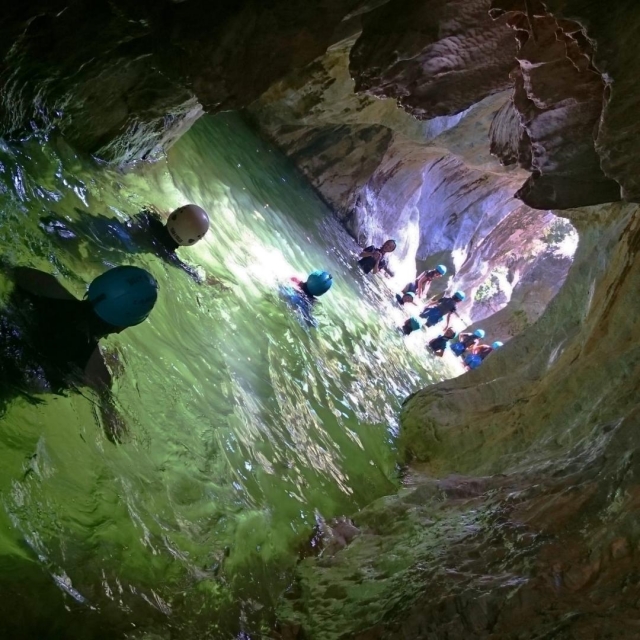  Marcher dans la section d'eau d'un ravin 