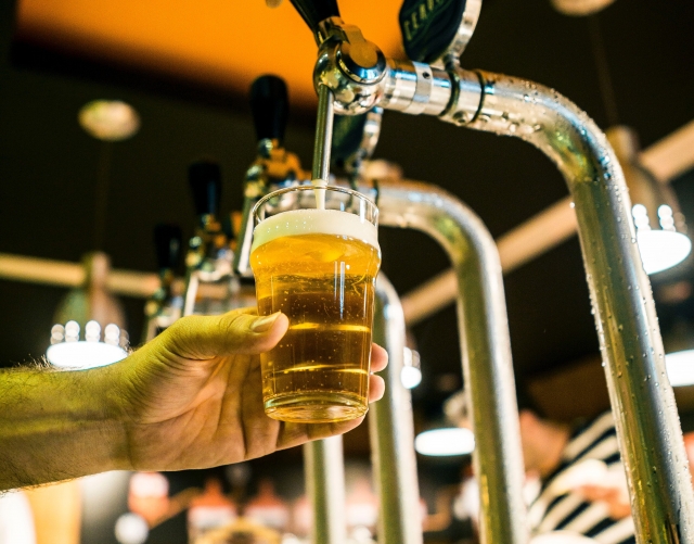 Sirviendo una cerveza