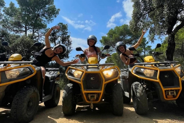 Amigas divirtiéndose subidas al quad