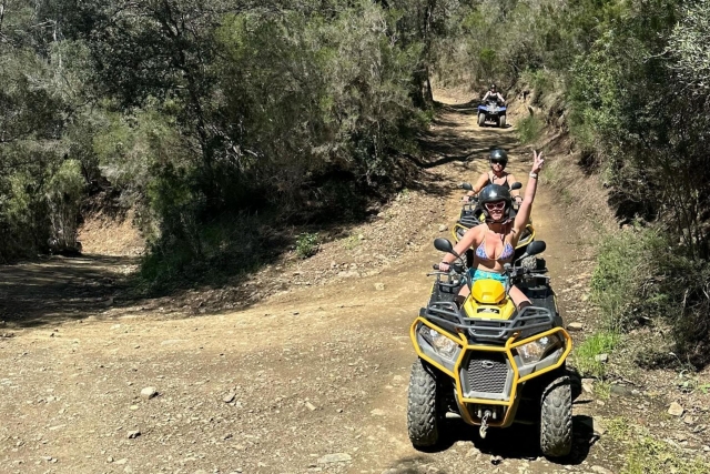 Conduciendo un quad por senderos