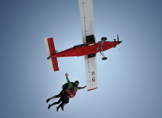 Salto con instructor de paracaidismo