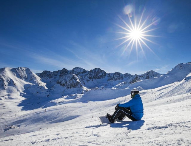  Avec snowboard sur la neige 