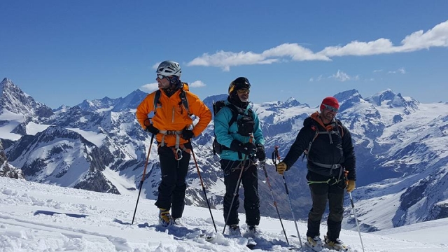  Groupe de skieurs sur le point de glisser