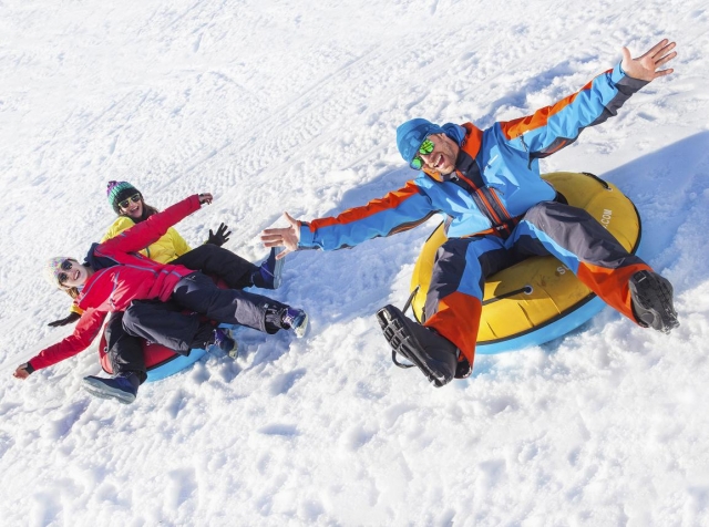  Glisser avec des structures gonflables dans la neige 