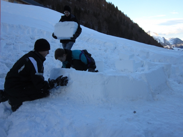  Construction d'un igloo en famille dans la Principauté d'Andorre 