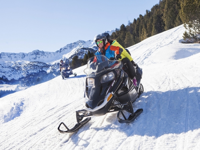 Montando en moto de nieve