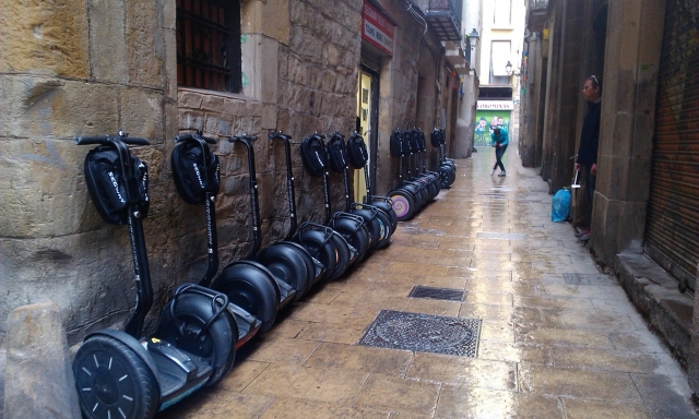  Segway parcheggiati nel vicolo 