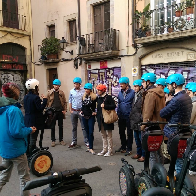  Sosta sul segway per ascoltare la guida 