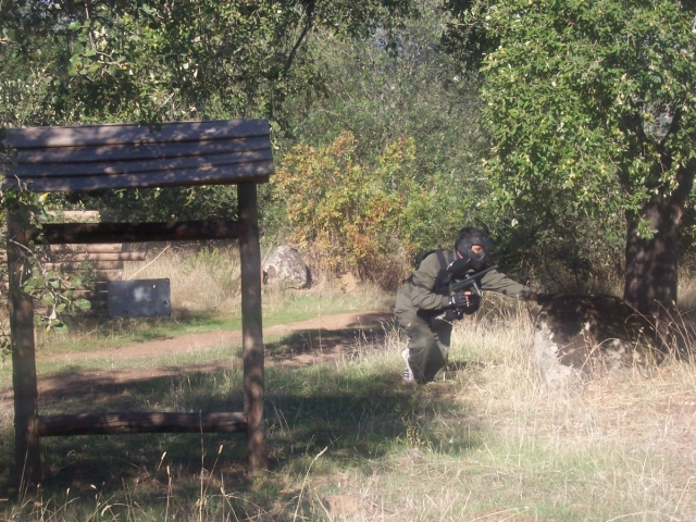 Corriendo por el campo de paintball
