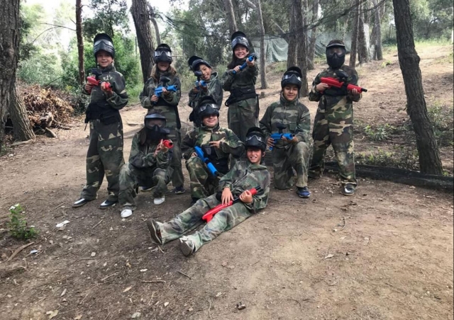 Dos grupos rivales posando para la cámara