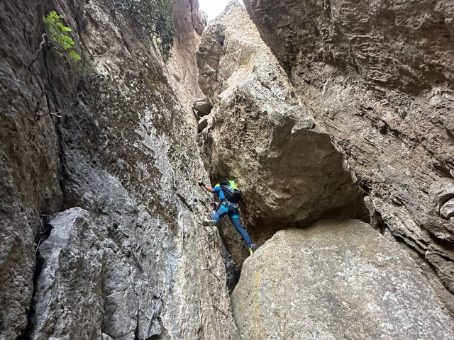 Avanzando por la ferrata