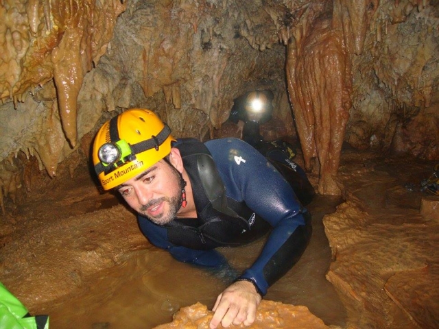  Kriechen durch das Innere der Grotte