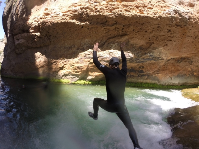  Jump into the water from the top 
