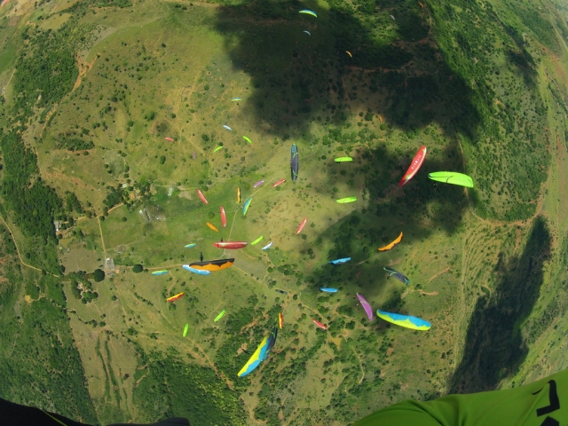  Folla di parapendii dall'alto 