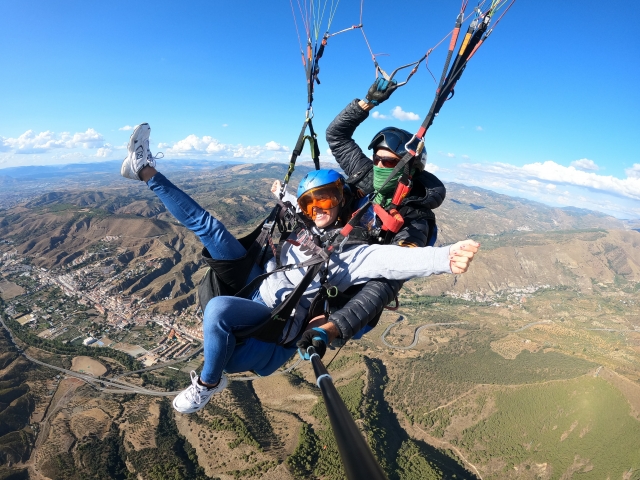 Adrenalina y diversión volando en parapente