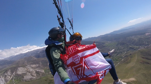 Divertido vuelo en parapente