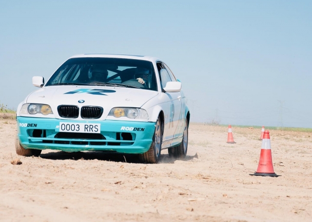  Dirigir um BMW num circuito de rali 