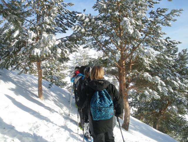 disfrutando de la ruta con raquetas de nieve en picos de europa
