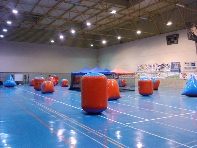 Jugando en polideportivo