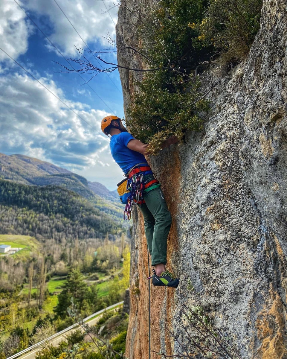  Ascend the Pyrenean walls 