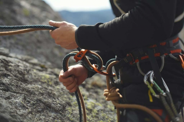 Sube por las paredes de roca practicando escalada