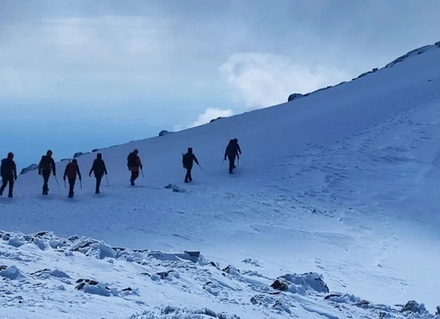  Gruppe beim Schneeschuhwandern