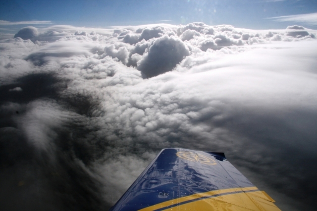  Über den Wolken fliegen 