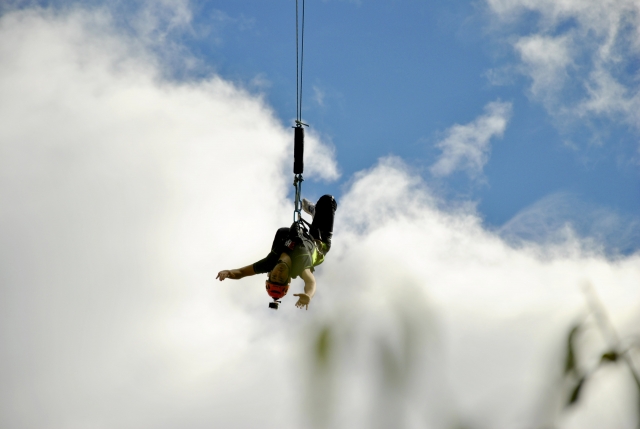 Colgando tras el salto