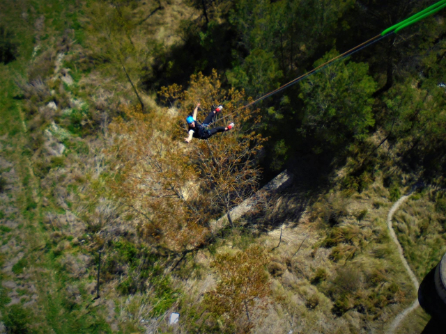 Colgando tras el salto de bungee