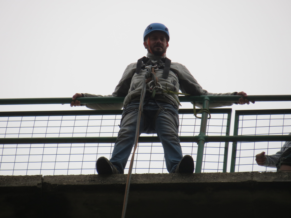 Mirando al vacio dese el puente