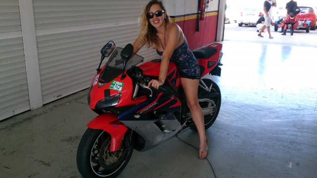  Garota na moto