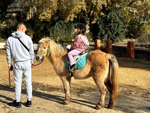 Paseo en poni para niños por Montnegre
