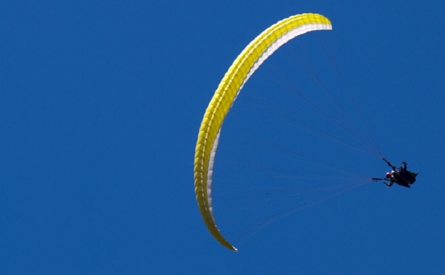  Incredibile volo in parapendio a Lleida 