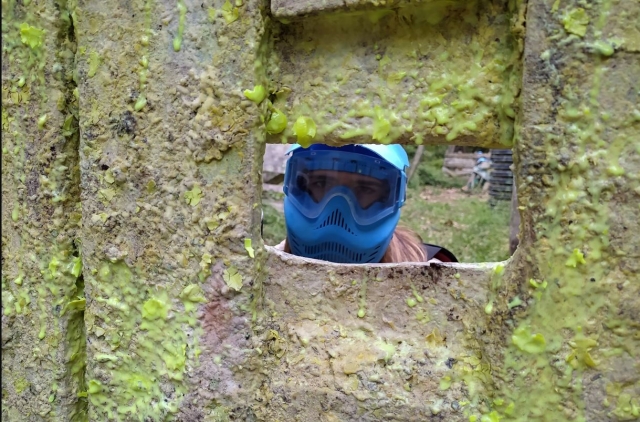  Joueur de paintball derrière le parapet