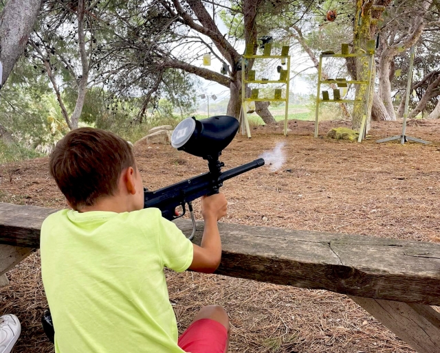  Enfant appréciant le tir sur cible