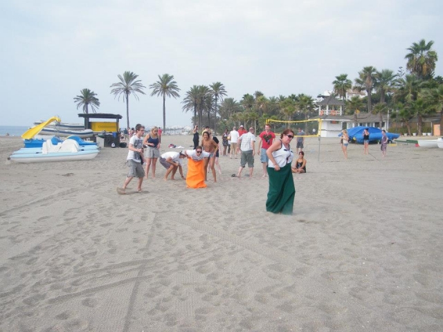 Carrera de sacos en playa de Marbella