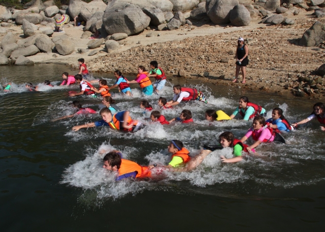  Rennen durch Reihen von Schwimmern 