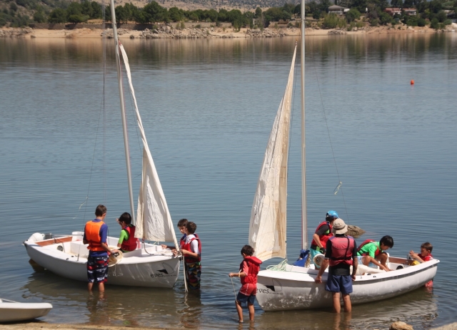  Die Kleinen auf die Boote bringen 