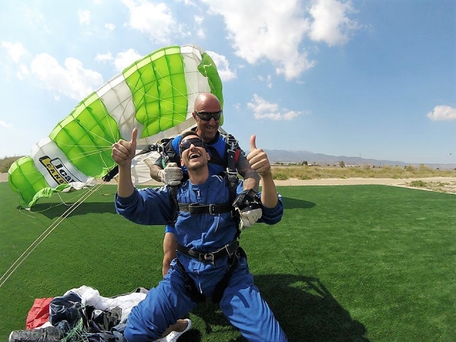  Atterrissage après parachutage à Totana 