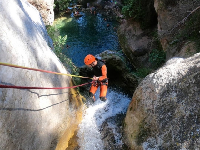  Discesa in corda doppia lungo le cascate 
