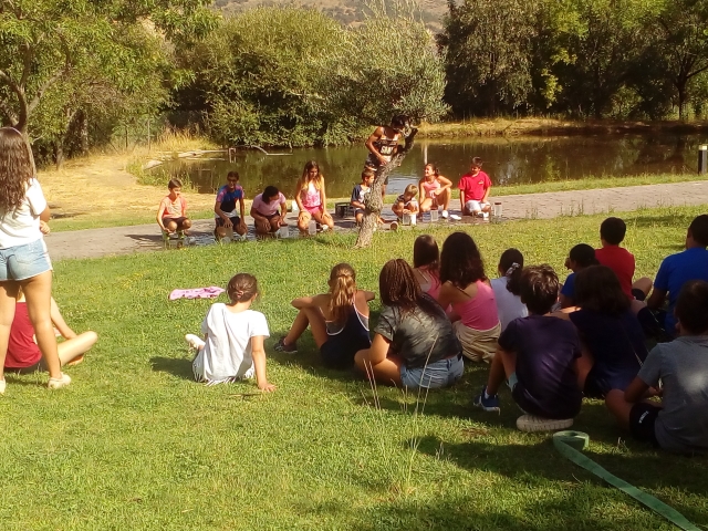 Chicos y chicas descansando
