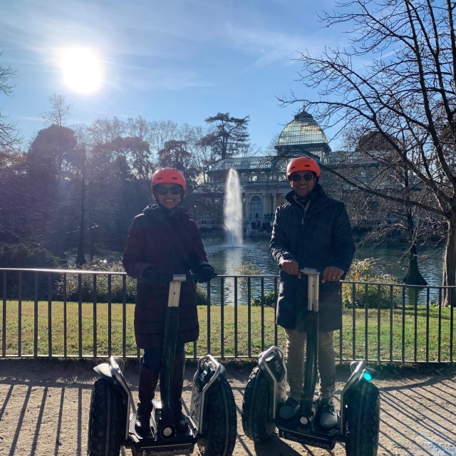  Casal desfrutando de Madrid em segway