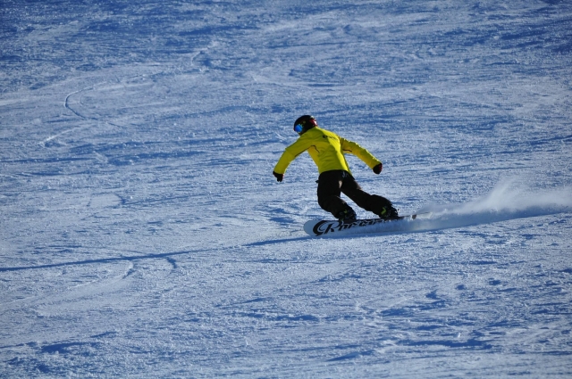  den Hang hinunterfahren, Snowboarden 