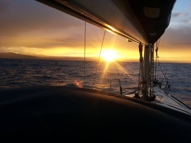 Voilier au lever du soleil 